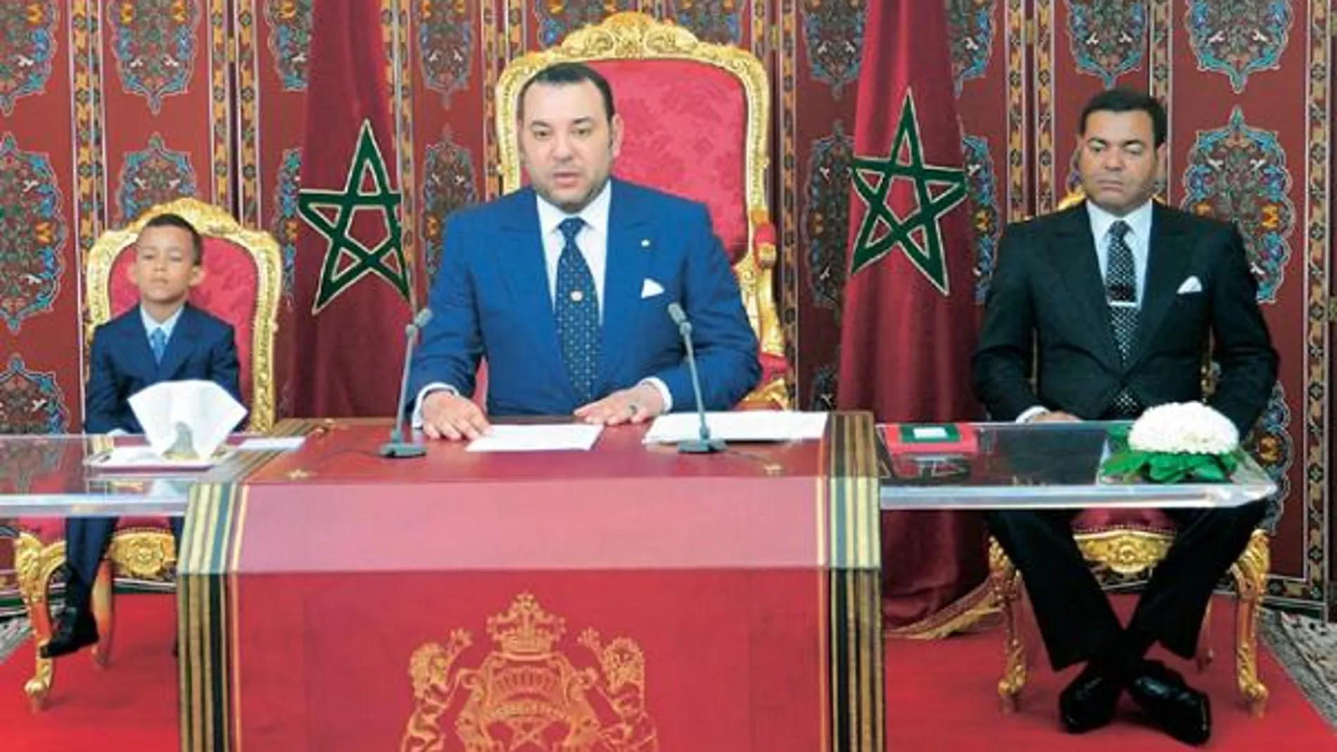 El rey de Marruecos, durante su discurso, flanqueado por su hijo Moulai el Hasan y su hermano Moulai Rachid