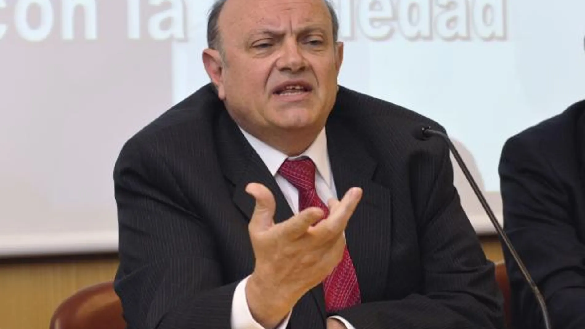 El presidente de la Confederación Española de Cajas de Ahorro, Juan Ramón Quintás