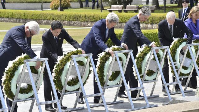El ministro de Exteriores alemán, Frank-Walter Steinmeier; su homólogo nipón, Fumio Kishida; el secretario de Estado de EE. UU., John Kerry; el ministro de Exteriores británico, Philip Hammond; su homólogo canadiense, Stephane Dion, y la jefa de la diplomacia europea, Federica Mogherini