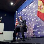 El embajador estadounidense en España, Alan Solomont, durante la lectura de una declaración hoy en Madrid en la que ha afirmado que confía que las filtraciones de documentos secretos por la web de Wikileaks "no dañará las excelentes relaciones entre Españ