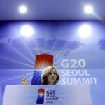 La vicepresidenta segunda del Gobierno, Elena Salgado, durante la rueda de prensa que ha ofrecido en Seúl donde hoy ha comenzado la cumbre del G-20.