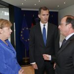 El Rey Felipe VI durante el encuentro que ha mantenido hoy con el presidente francés, François Hollande, y la canciller alemana, Angela Merkel, en la sede del Parlamento Europeo