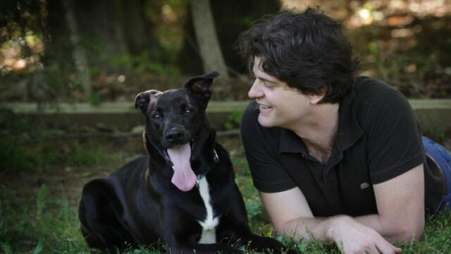 El investigador Brian Hare junto a su perro Tasmania
