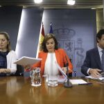 La vicepresidenta del Gobierno, Soraya Sáenz de Santamaría (c), y los ministros de Fomento, Ana Pastor, y de Industria, José Manuel Soria, durante la rueda de prensa posterior a la reunión hoy del Consejo de Ministros