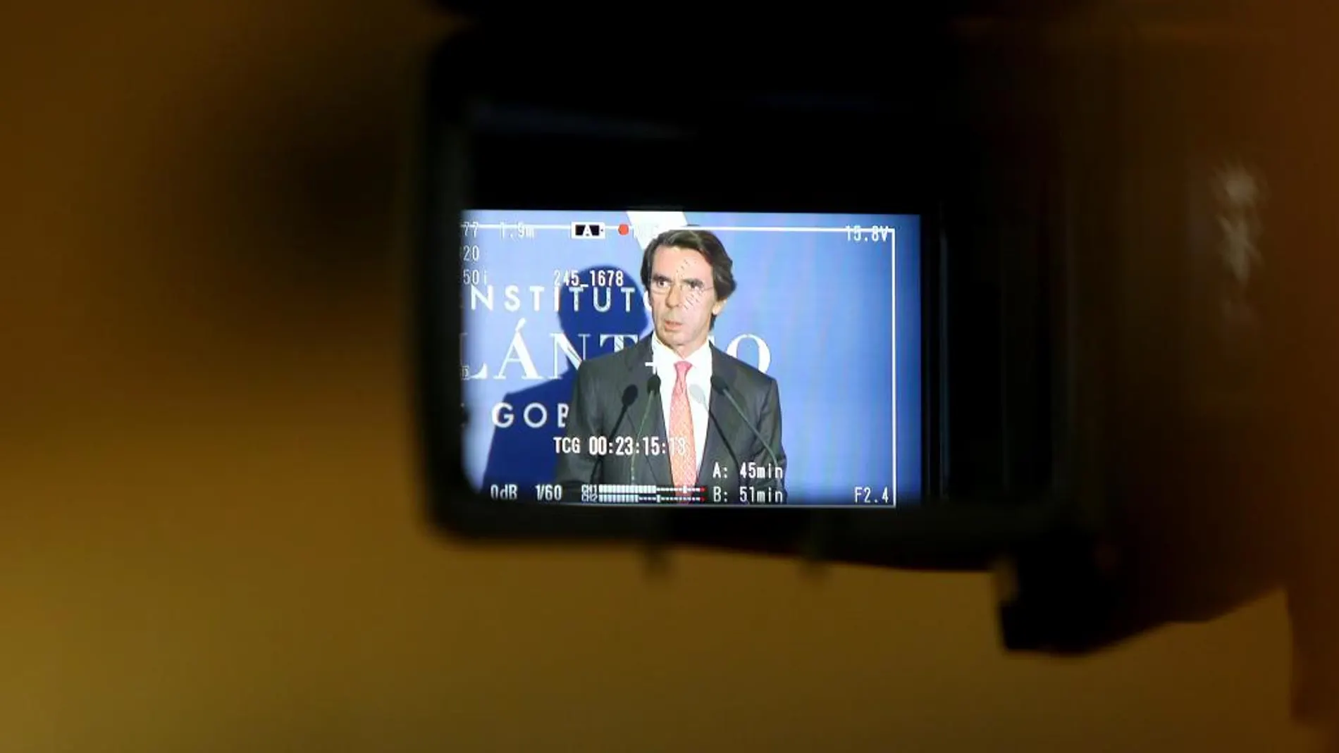 Aznar reaparece bajo la indiferencia de Génova