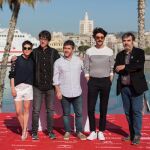 Los actores, Javier Rey( 2d) y María León (i) posan junto a los directores, César Alenda (c), José Esteban Alenda (2i) y el productor José Antonio Hergueta(d) tras presentar la película "Sin Fin"en la sección oficial a concurso durante el XXI Festival de Cine en Español de Málaga
