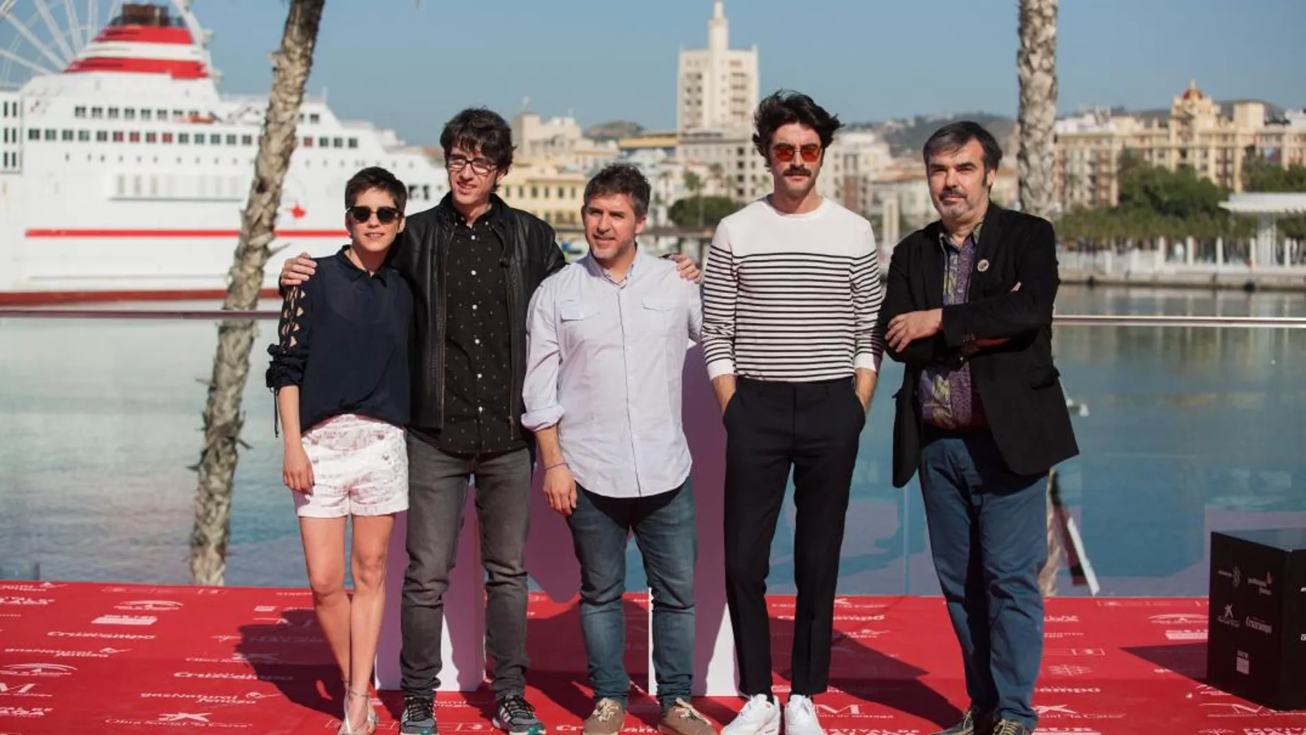 Los actores, Javier Rey( 2d) y María León (i) posan junto a los directores, César Alenda (c), José Esteban Alenda (2i) y el productor José Antonio Hergueta(d) tras presentar la película "Sin Fin"en la sección oficial a concurso durante el XXI Festival de Cine en Español de Málaga