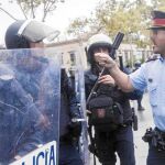 Mossos y policías nacionales discuten ante un colegio electoral en vísperas del referéndum independentista