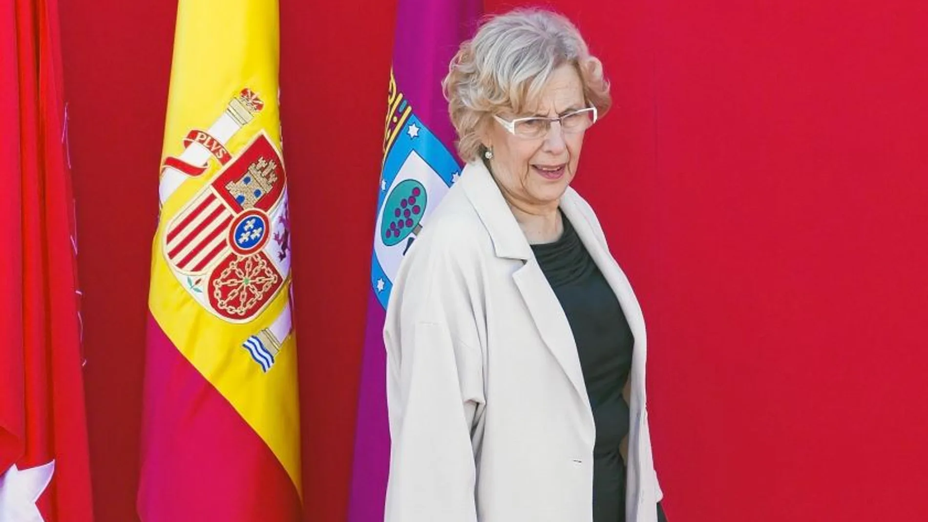 La alcaldesa de Madrid, Manuela Carmena, durante la entrega de las medallas del Dos de Mayo en la Puerta del Sol