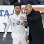 Zinedine Zidane da instrucciones a su hijo durante un encuentro