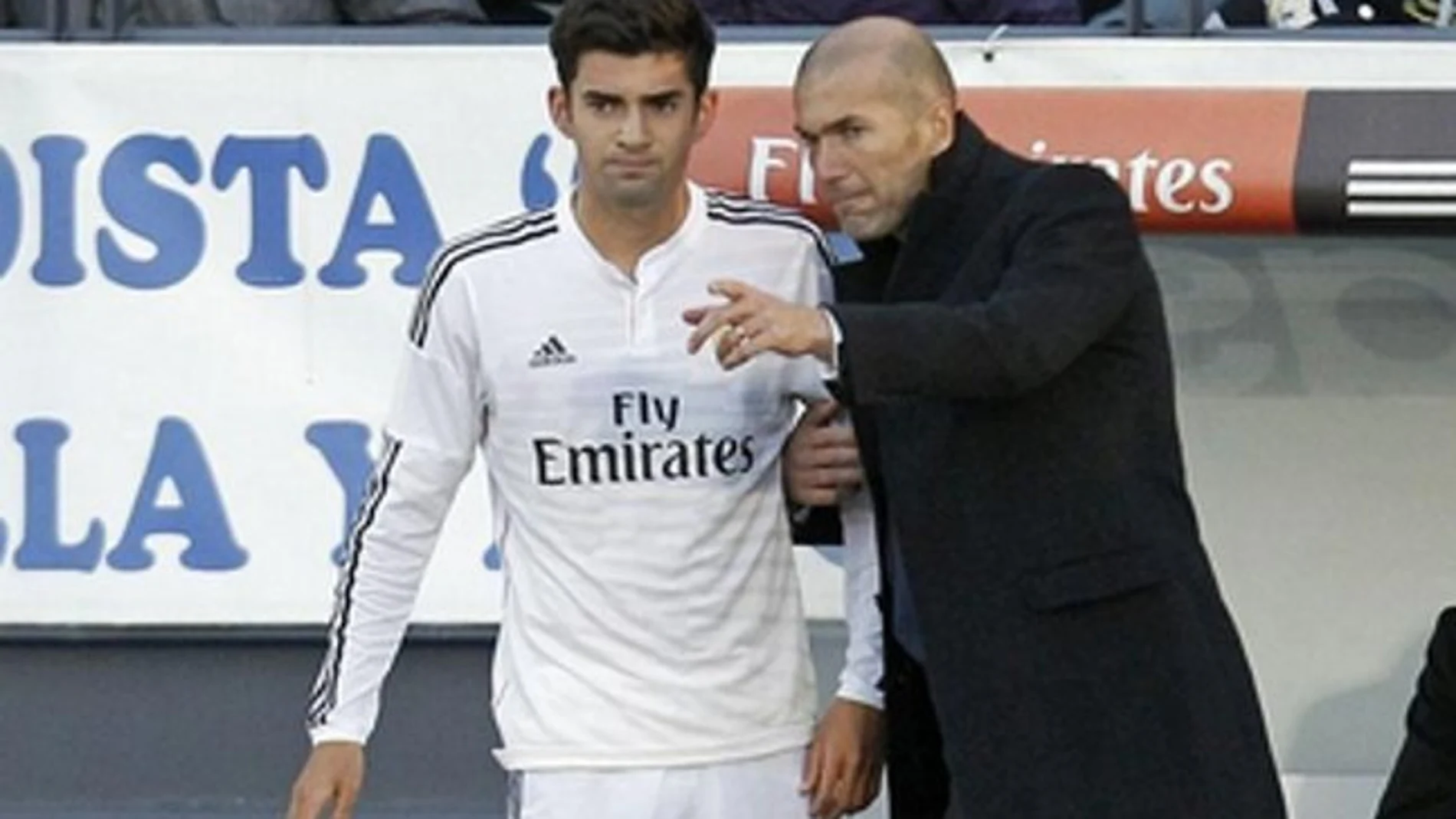 Zinedine Zidane da instrucciones a su hijo durante un encuentro