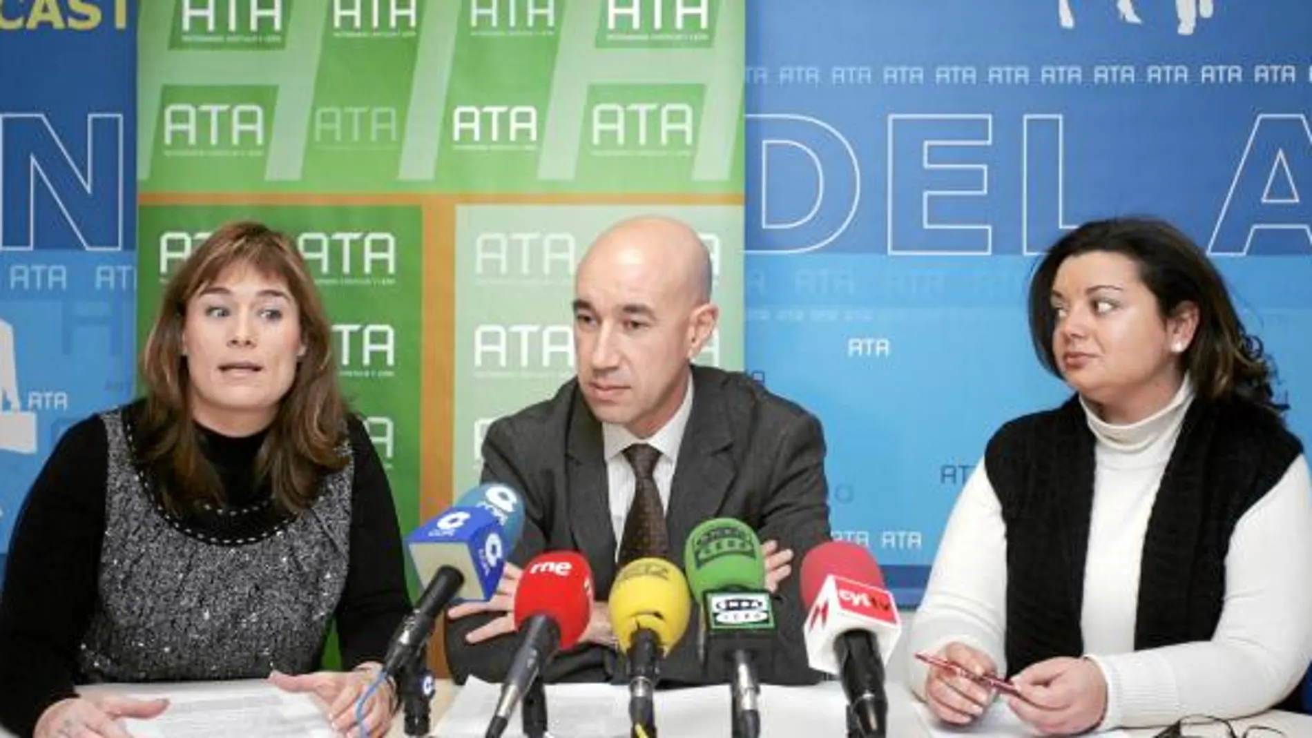 Los responsables de ATA Yolanda Ferreras, José Miguel García y María Jesús Pérez