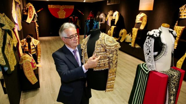 El sastre de toreros Justo Algaba mostrando uno de sus diseños / Cristina Bejarano