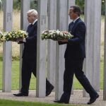David Cameron y el alcalde de Londres, Boris Johnson, depositan sendas coronas de flores ante el monumento a las víctimas del 7-J en Hyde Park