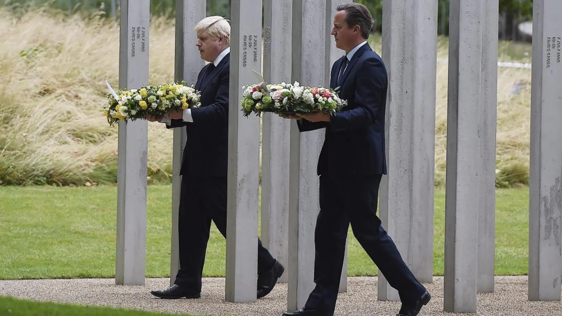 David Cameron y el alcalde de Londres, Boris Johnson, depositan sendas coronas de flores ante el monumento a las víctimas del 7-J en Hyde Park