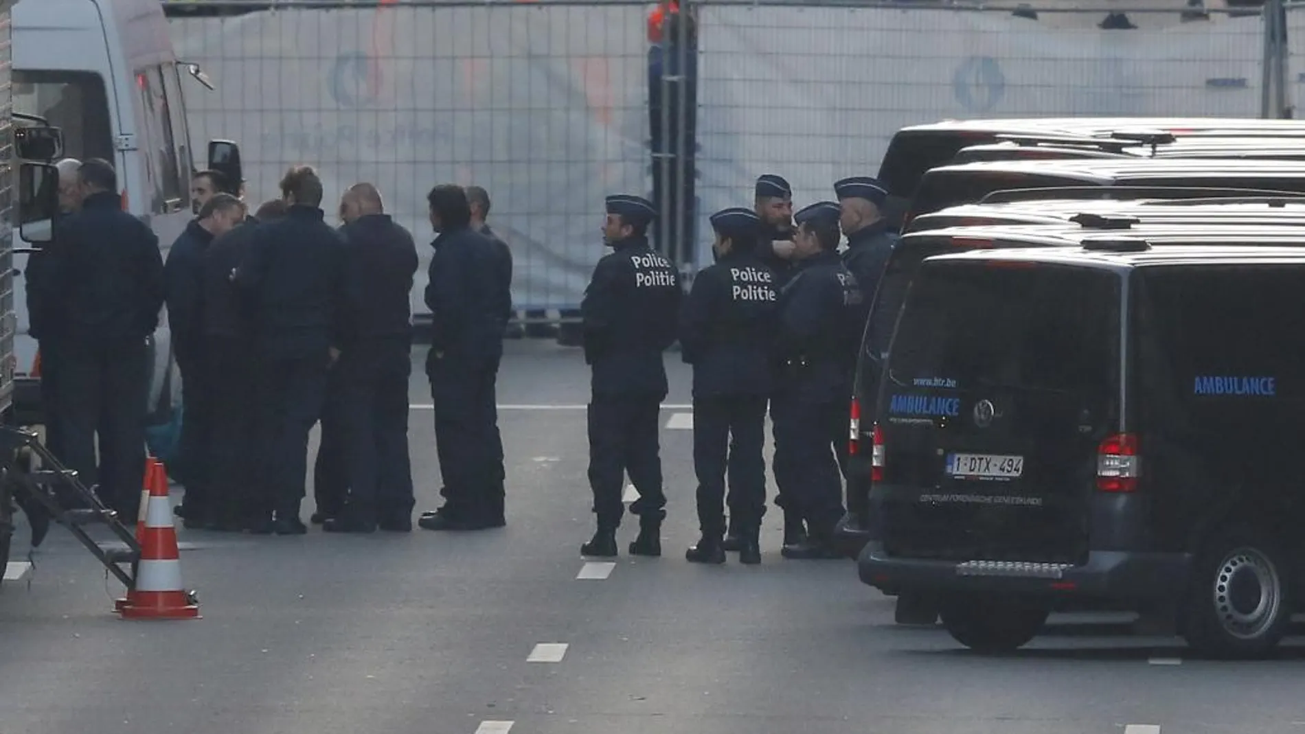 Policías junto a la estación de Metro de Maalbeek en Bruselas.