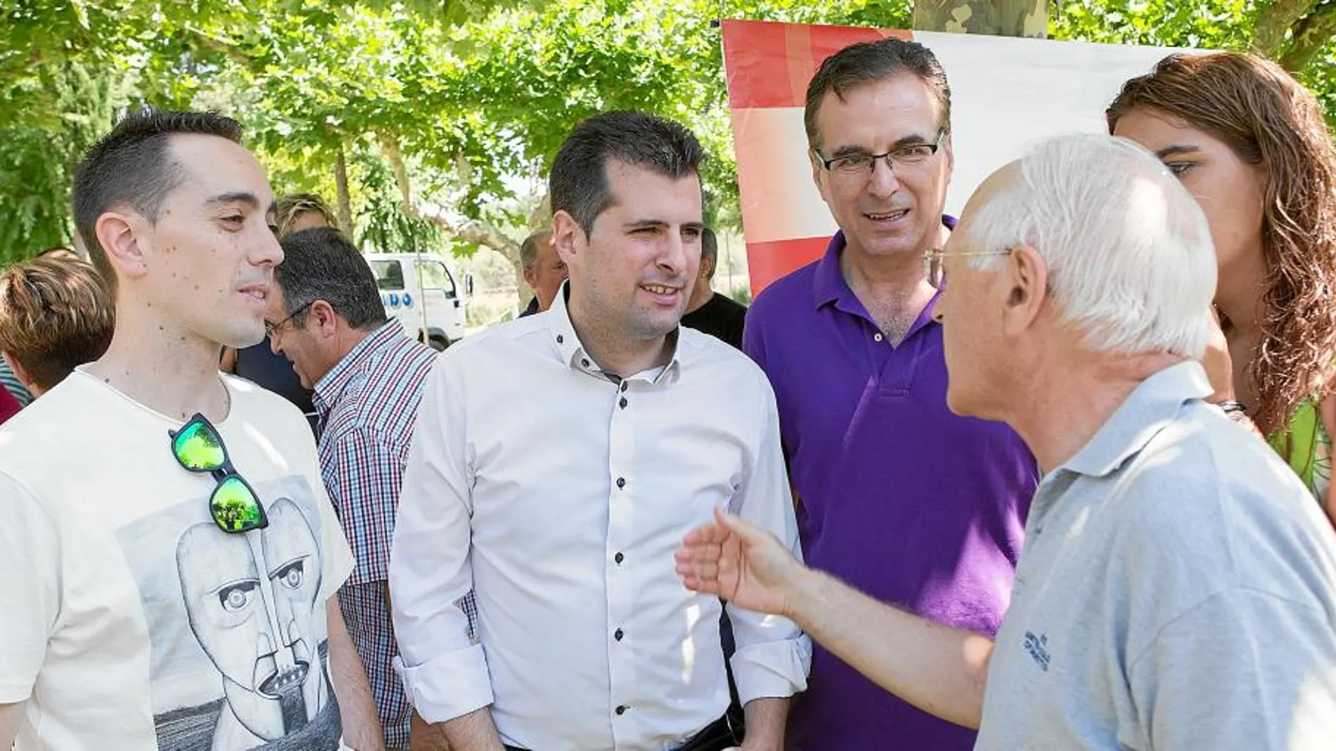 El líder socialista, Luis Tudanca, participa en la Fiesta de la Rosa de la localidad zamorana Santa Cristina de la Polvorosa