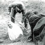 Una mujer condenada a ser lapidada durante la Revolución Islámica iraní de 1979