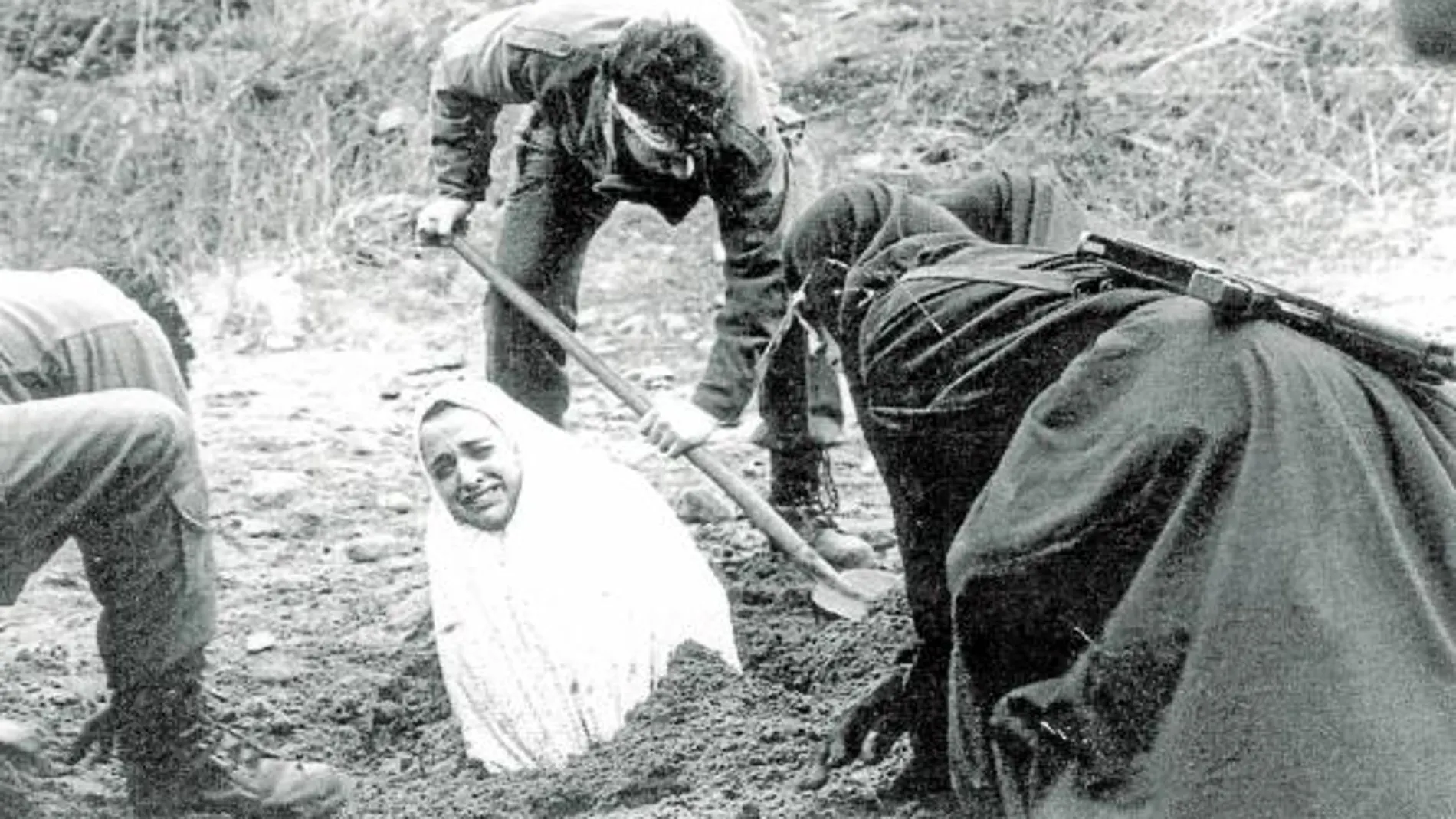 Una mujer condenada a ser lapidada durante la Revolución Islámica iraní de 1979