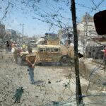 Un vehículo de seguridad iraquí en el lugar del atentado