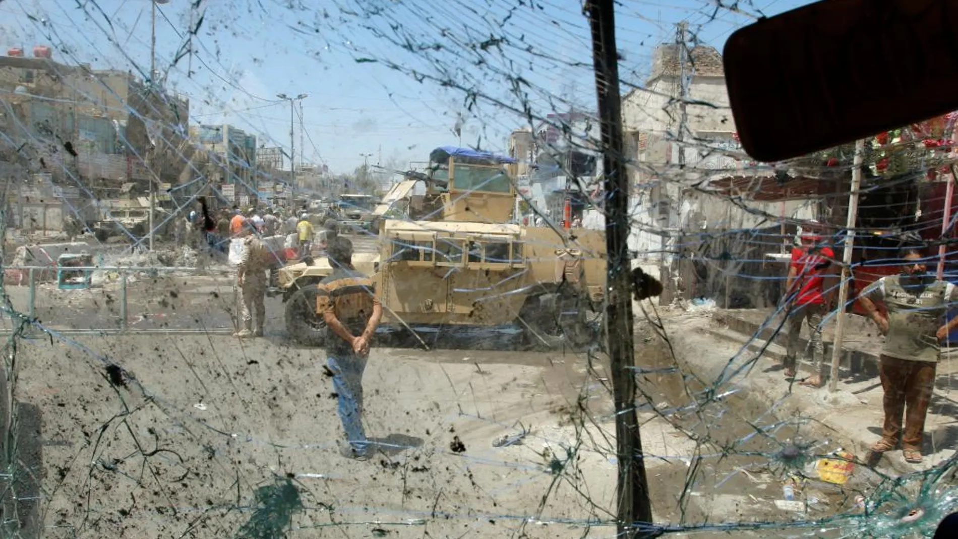 Un vehículo de seguridad iraquí en el lugar del atentado