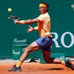 Rafael Nadal devuelve una bola a Aljaz Bedene