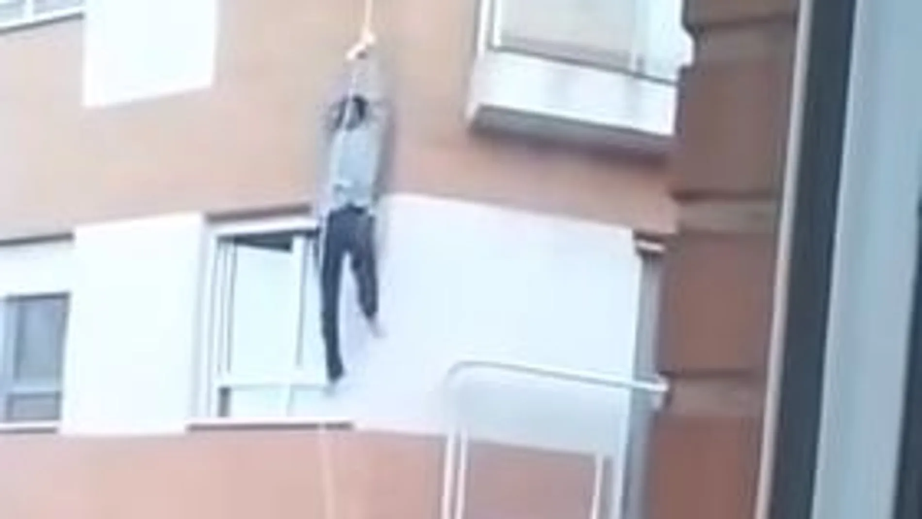 Un hombre muere al caer al vacío tras intentar entrar a su casa por el balcón