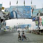 Las principales avenidas de Kabul están completamente cubiertas con los carteles electorales de los candidatos
