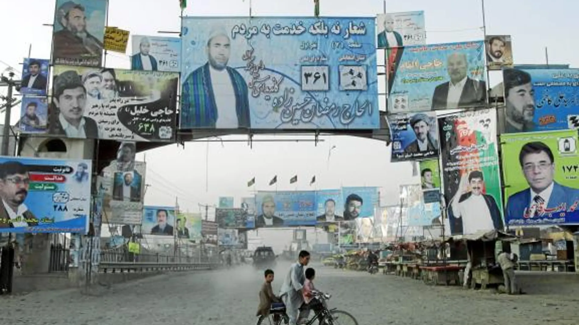 Las principales avenidas de Kabul están completamente cubiertas con los carteles electorales de los candidatos