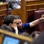 El secretario general de Podemos, Pablo Iglesias junto al portavoz en la cámara Iñigo Errejón esta tarde durante el pleno del Congreso de los Diputados
