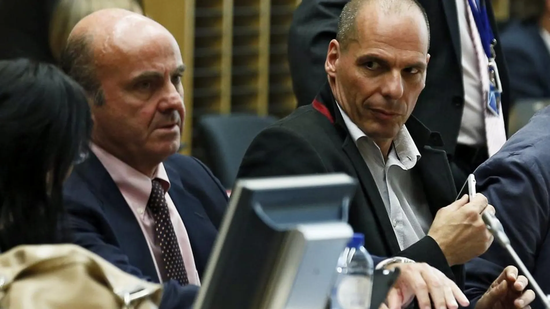 El ministro español de Economía y Competitividad, Luis de Guindos (i), y el ministro de Finanzas griego, Yanis Varufakis.