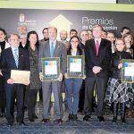 El consejero de Fomento y Medio Ambiente, Antonio Silván, junto con los premiados