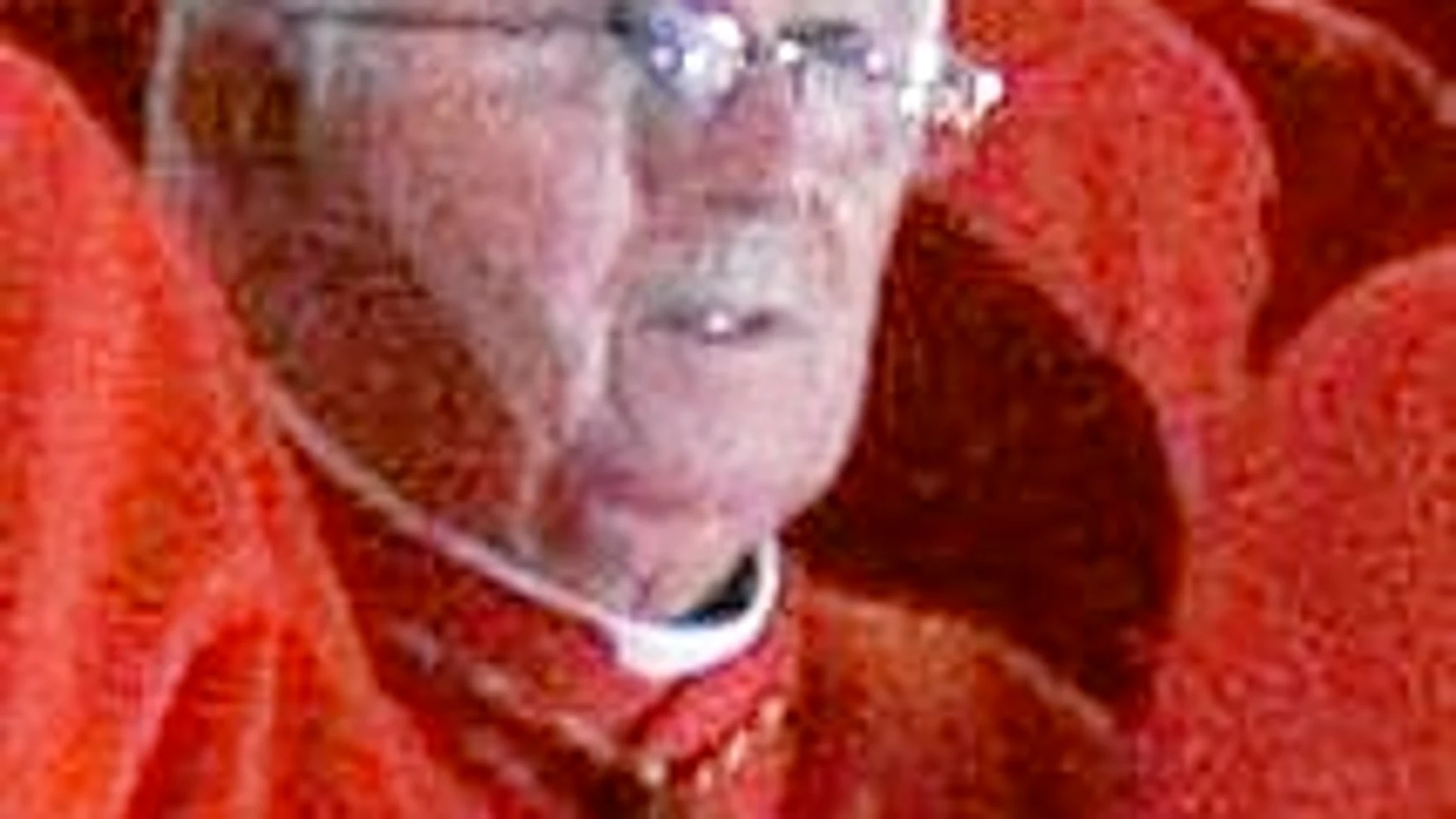 El cardenal Cañizares en el balcón de la basílica atento a las palabras del nuevo Papa