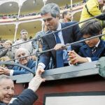 El ex alcalde de Madrid Álvarez del Manzano saluda a Adolfo Suárez Illana y su familia