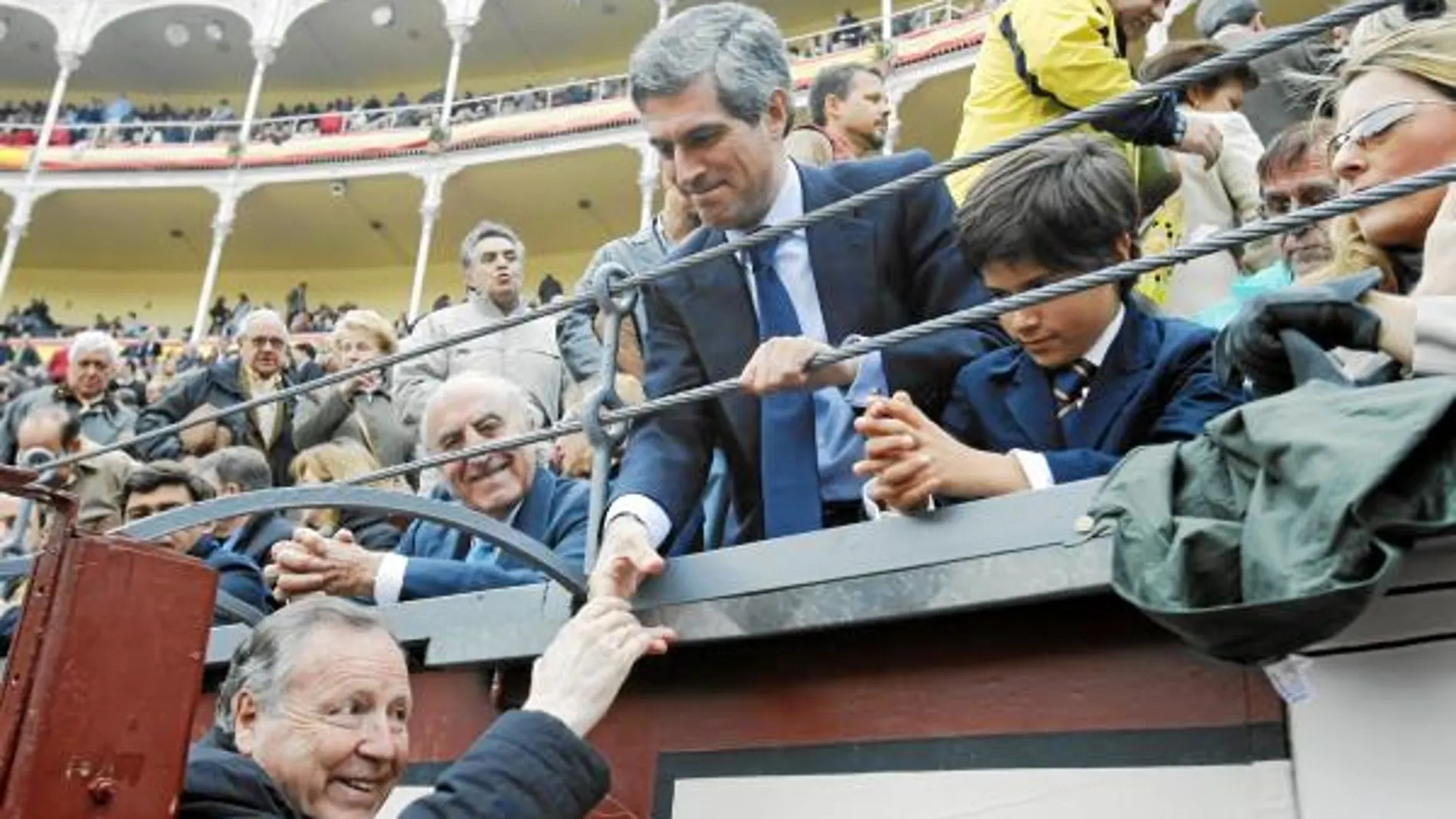 El ex alcalde de Madrid Álvarez del Manzano saluda a Adolfo Suárez Illana y su familia
