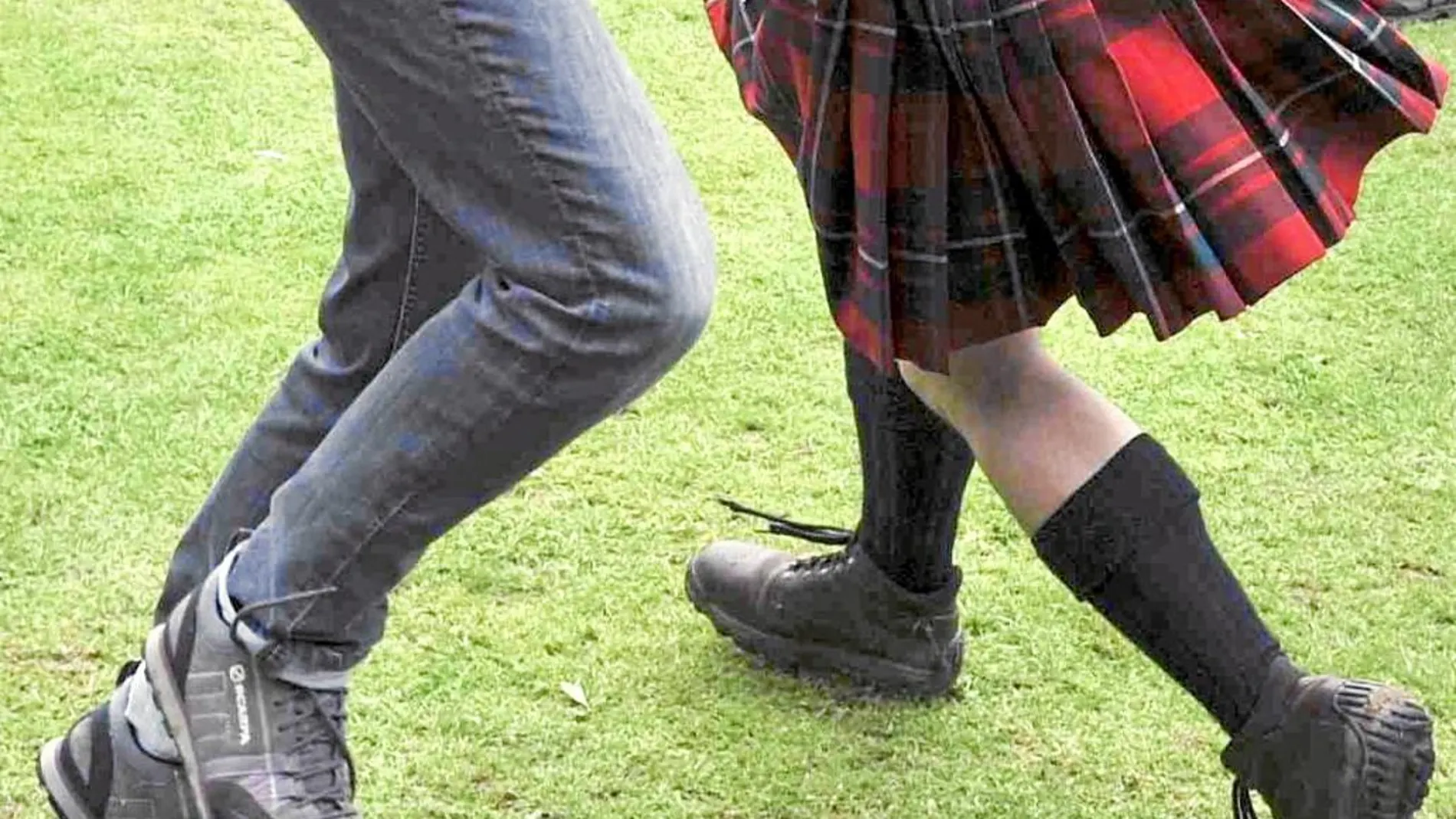 Una pareja baila una tradicional danza escocesa en un acto a favor de la UE en Edimburgo