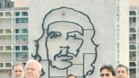 El canciller cubano dijo a Moratinos (ambos en la imagen) hace una semana que la UE y Cuba tienen «visiones distintas» de los derechos humanos