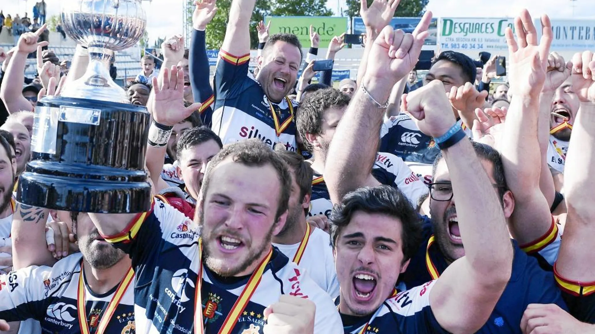 Los jugadores de El Salvador celebran el título de Liga obtenido