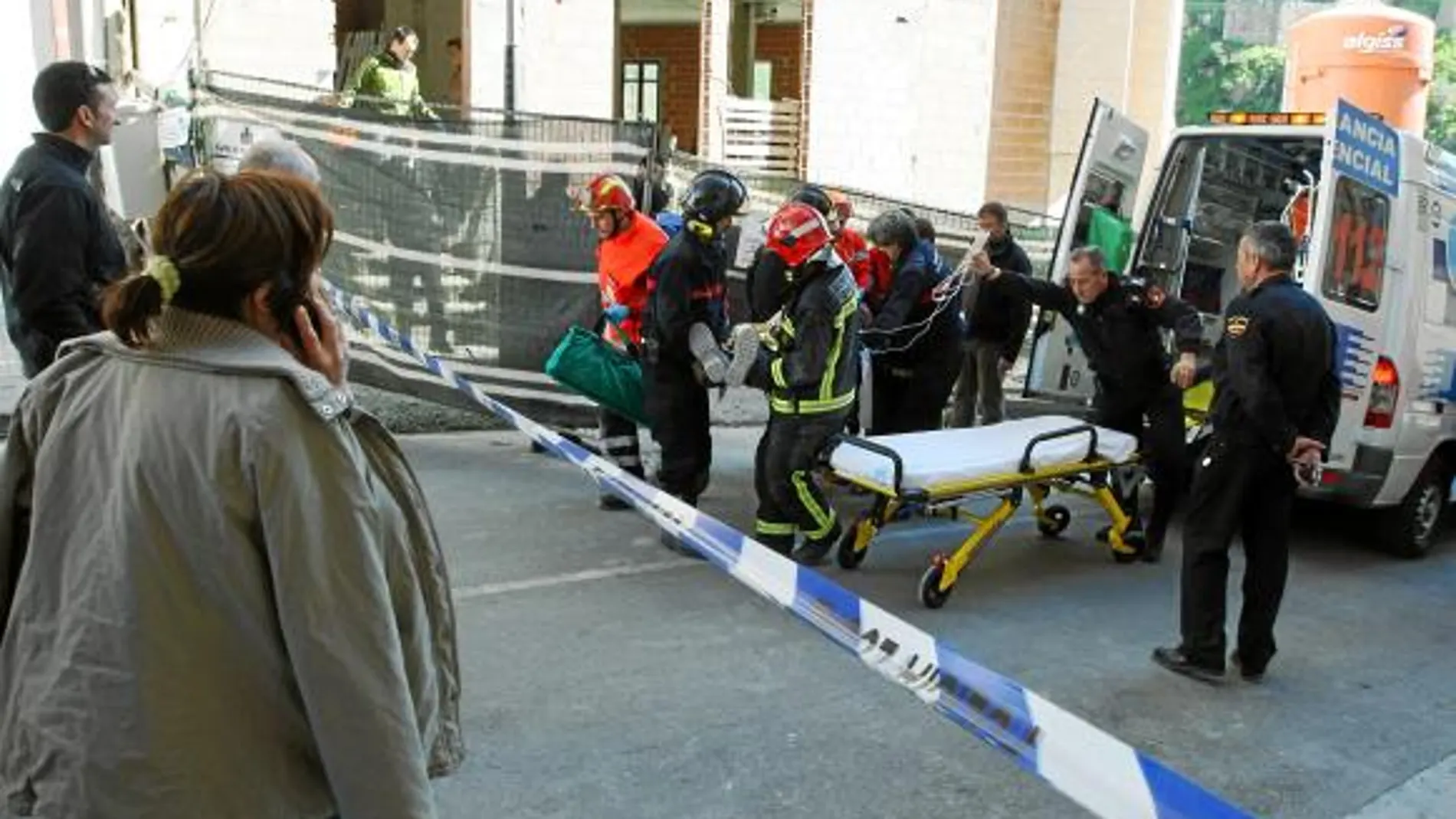 Miembros del Sacyl se llevan a un trabajador que sufrió un accidente laboral este año en Ponferrada