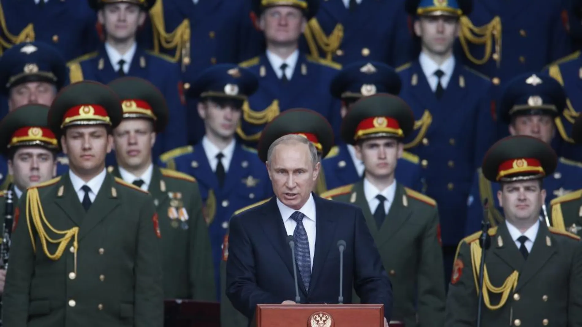 El presidente ruso, Vladimir Putin (centro), ofrece un discurso durante la inauguración del foro militar "Armada-2015"en el parque de las Fuerzas Armadas rusas en Moscú