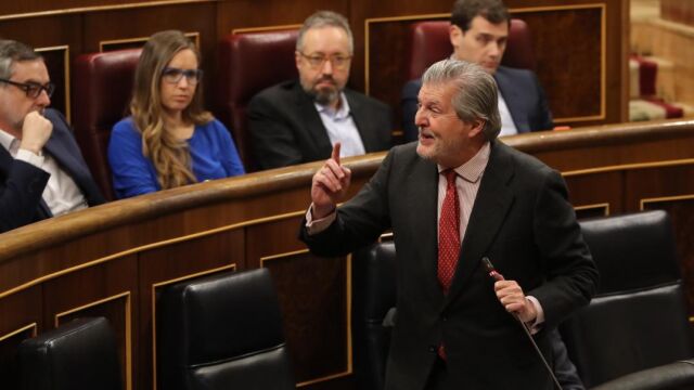 El ministro de Cultura, Íñigo Méndez de Vigo, responde a una pregunta formulada por el diputado de En Comú Podem Joan Mena. EFE/Ballesteros