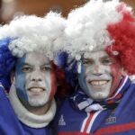 Doss aficionados franceses animan a su equipo antes del encuentro