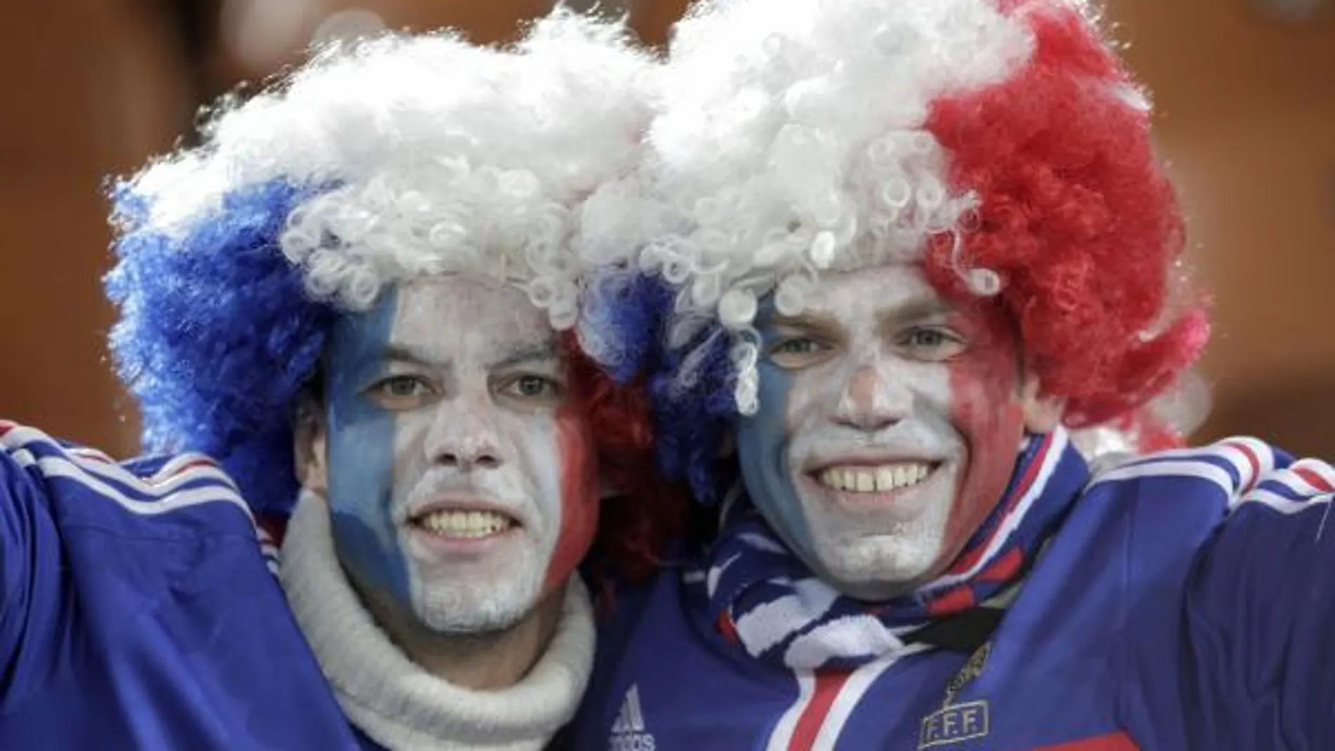 Doss aficionados franceses animan a su equipo antes del encuentro