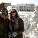 Unas turistas se fotografían en la Casa Blanca