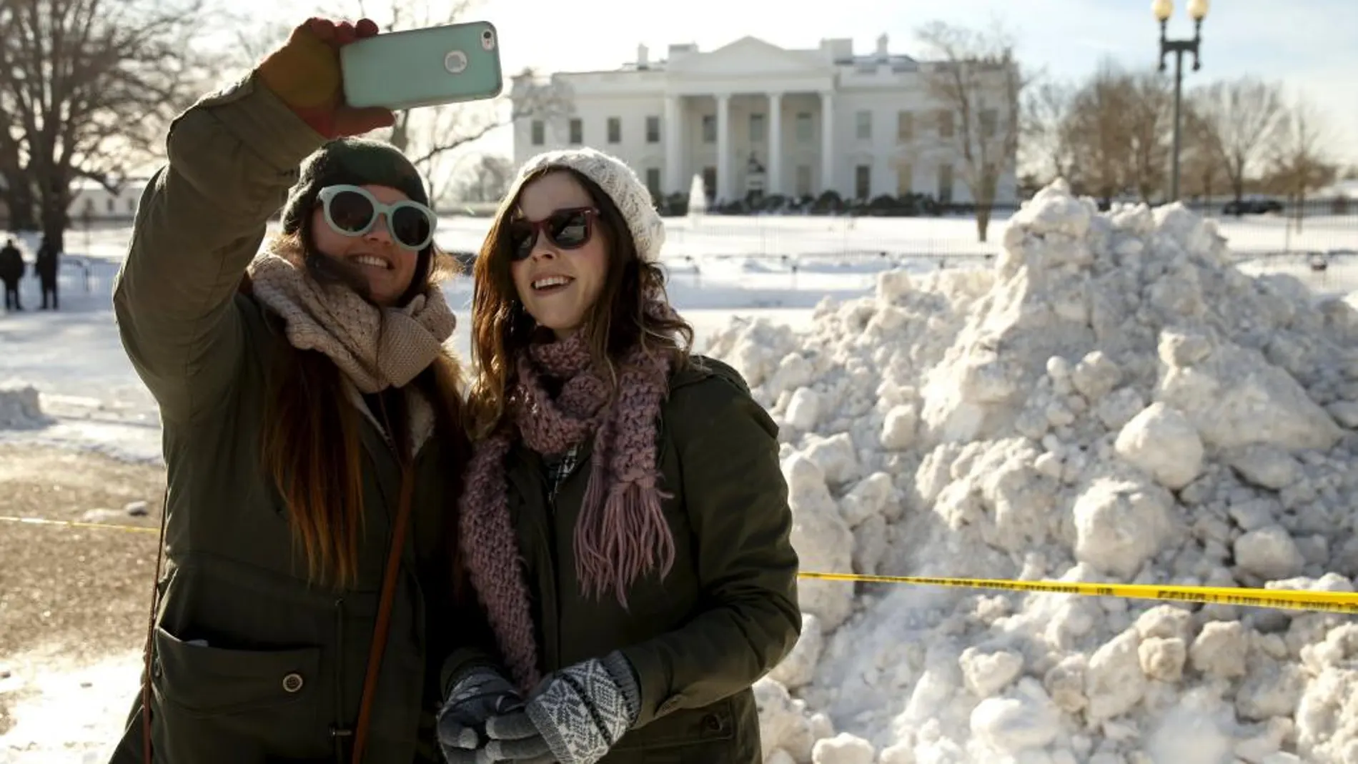 Unas turistas se fotografían en la Casa Blanca