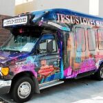 Una furgoneta con la leyenda «Jesús ama la ciudad del pecado» sirve de reclamo para la evangelización