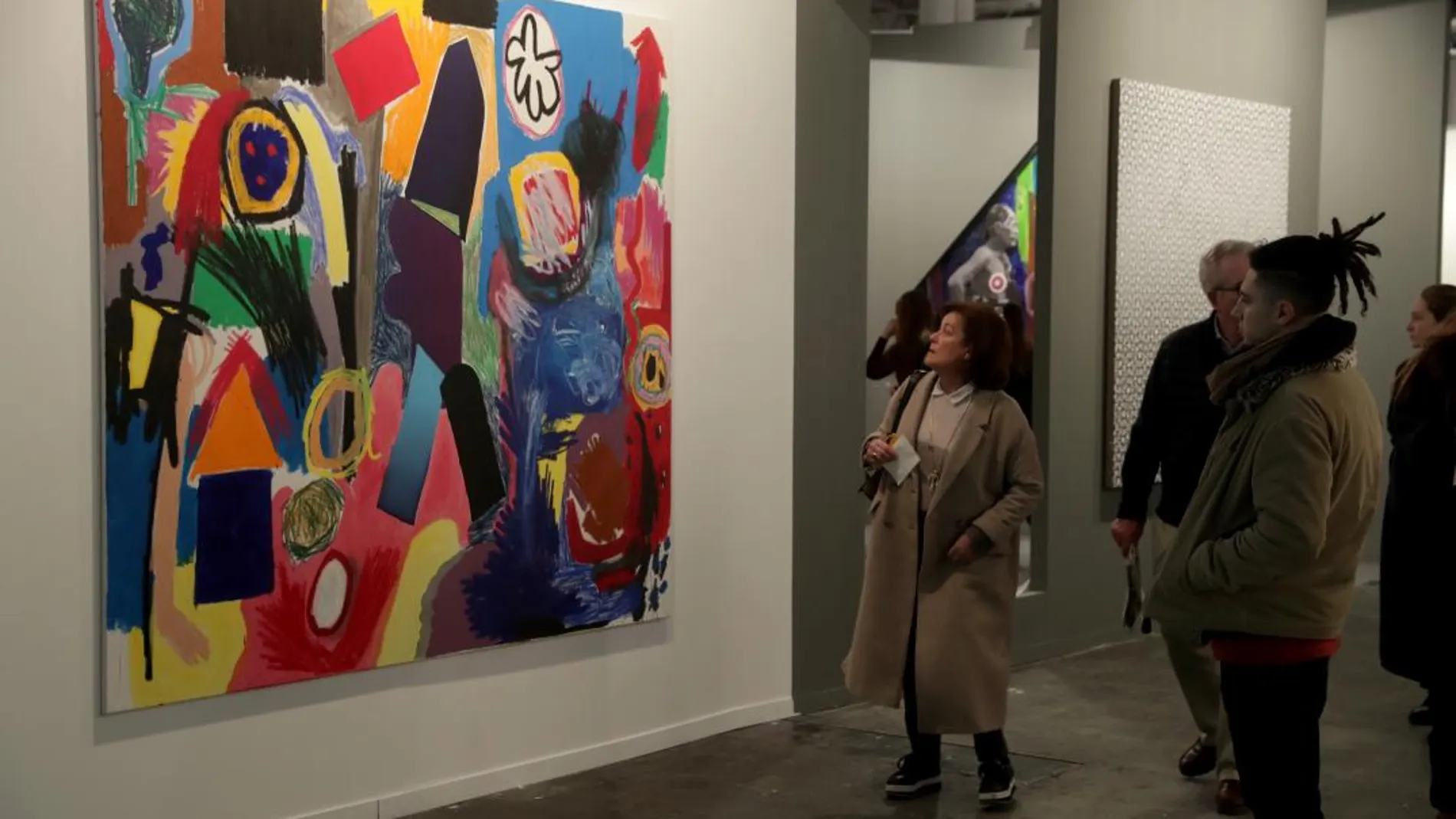 Varias personas observan la obra 'Running Man' (2017) del artista griego Jannis Varelas expuesto por la Galería Krinzinger en la Feria Internacional de Arte Contemporáneo ARCO 2018
