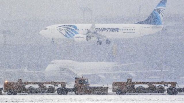 Un manto de nieve cubría ayer las pistas del aeropuerto de Fráncfort, el segundo más importante de Europa