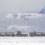 Un manto de nieve cubría ayer las pistas del aeropuerto de Fráncfort, el segundo más importante de Europa