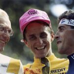 Pedro Delgado con Fignon y Greg LeMond en el podio de París en 1989